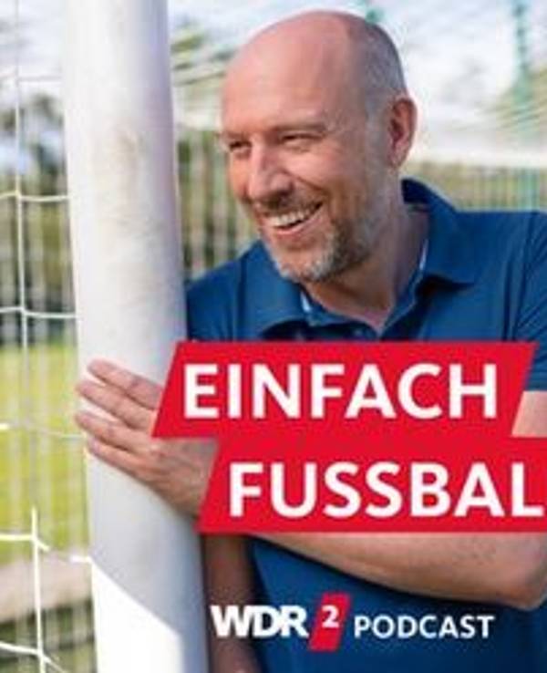 WDR-Moderator Sven Pistor an einem Fußballtor