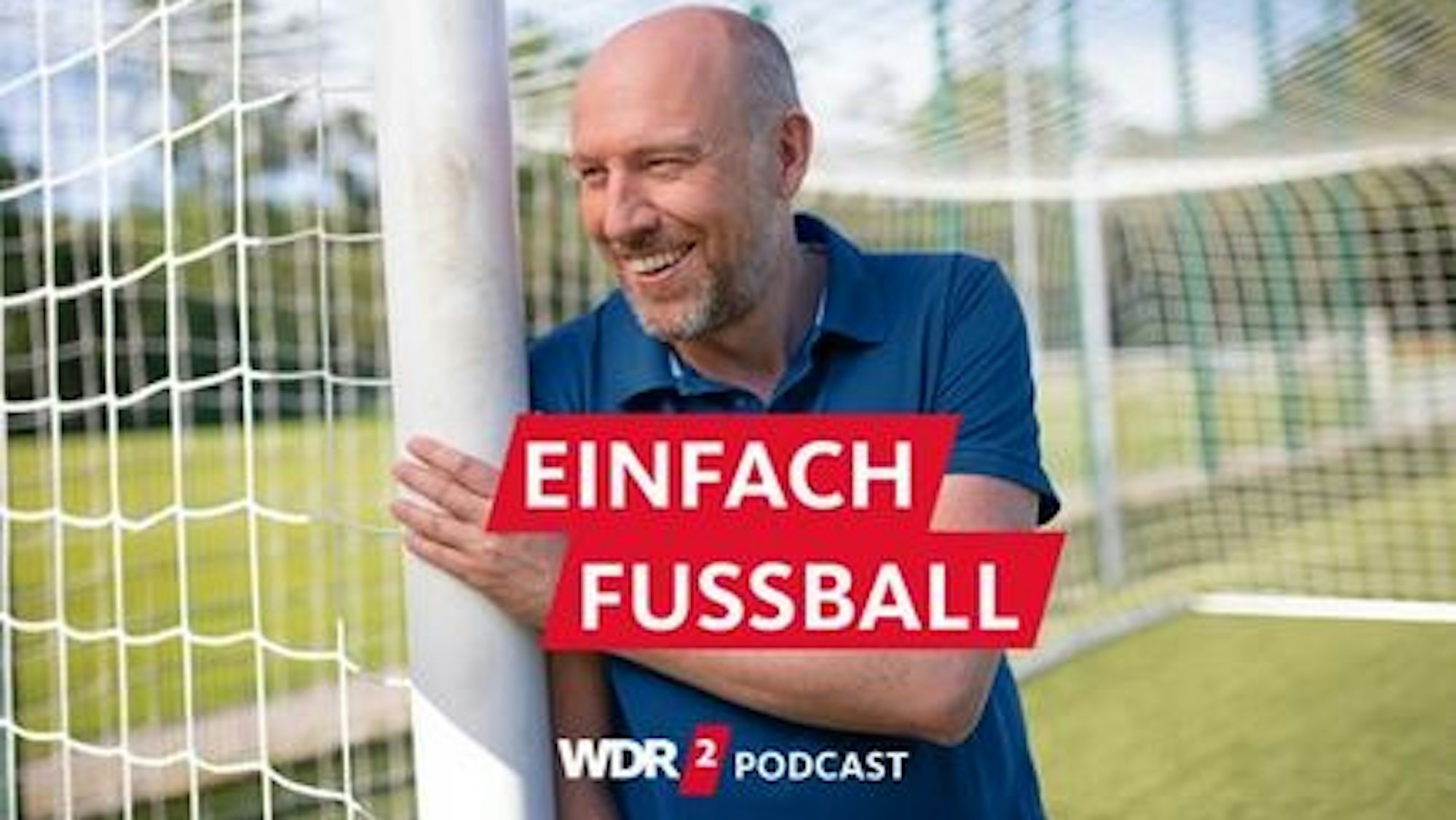 WDR-Moderator Sven Pistor an einem Fußballtor
