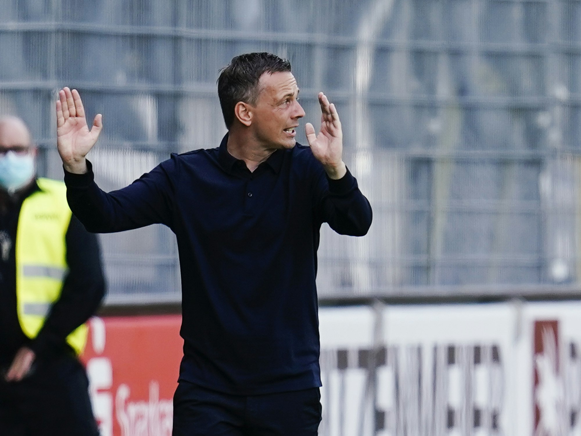 Fußball: 2. Bundesliga, SV Sandhausen - Fortuna Düsseldorf, 1. Spieltag, Hardtwaldstadion. Düsseldorfs Trainer Christian Preußer gestikuliert. +++ dpa-Bildfunk +++
