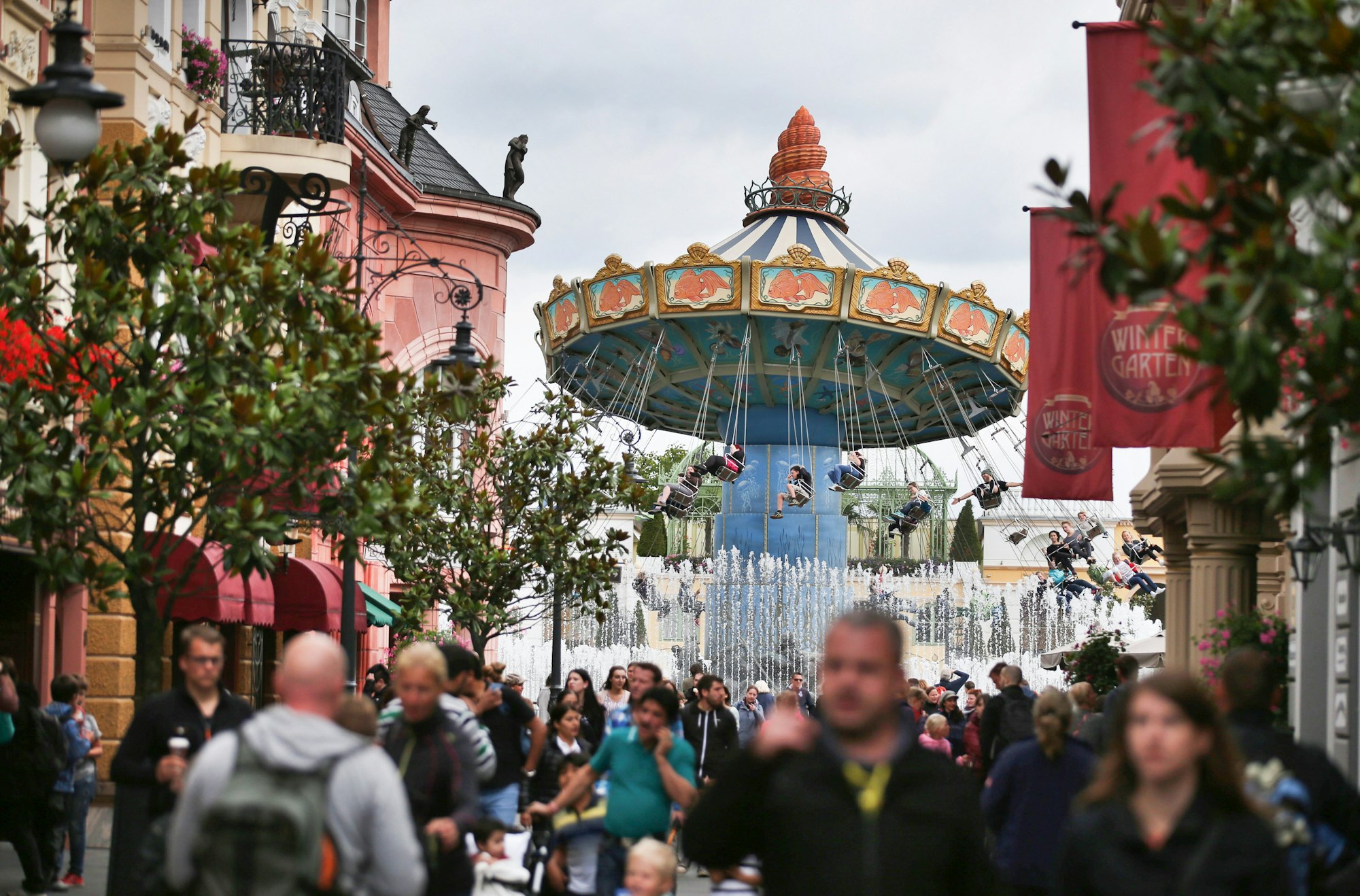 Besucher gehen durch den Freizeitpark Phantasialand in Brühl. Ab 27. Juli 2021 benötigt man für den Eintritt wieder einen Nachweis, ob man getestet, geimpft oder genesen ist.