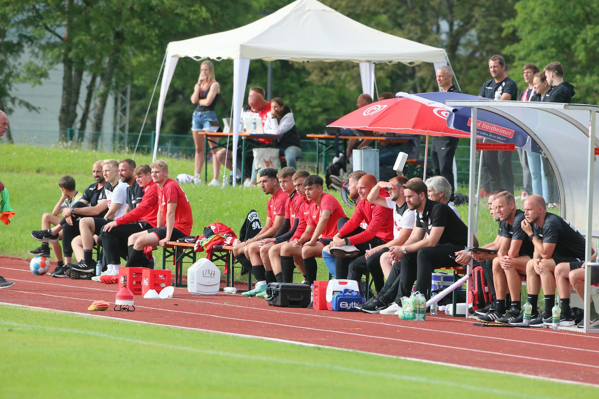 Spieler des 1. FC Köln sitzen im Testspiel gegen den SV Elversberg auf der Bank.