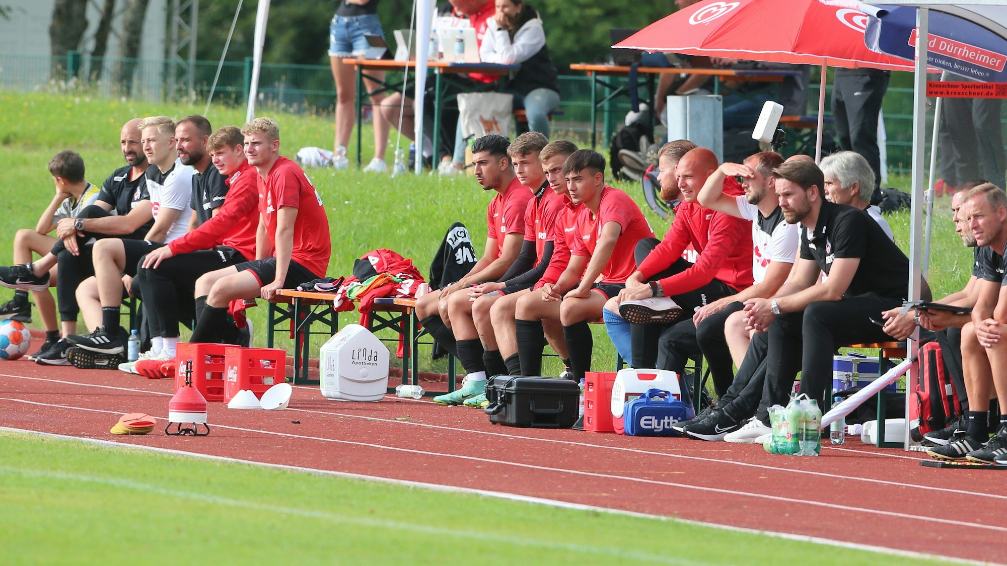 Spieler des 1. FC Köln sitzen im Testspiel gegen den SV Elversberg auf der Bank.