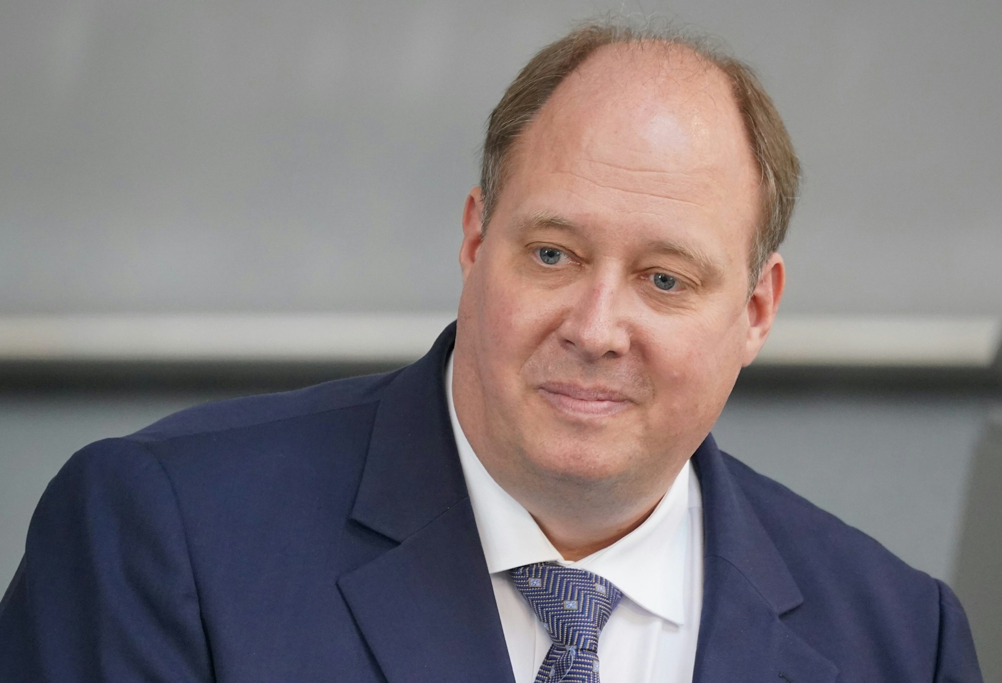 Helge Braun (CDU), Chef des Bundeskanzleramtes und Bundesminister für besondere Aufgaben, nimmt im Mai 2021 an der Befragung der Bundesregierung im Plenum im Bundestag teil.