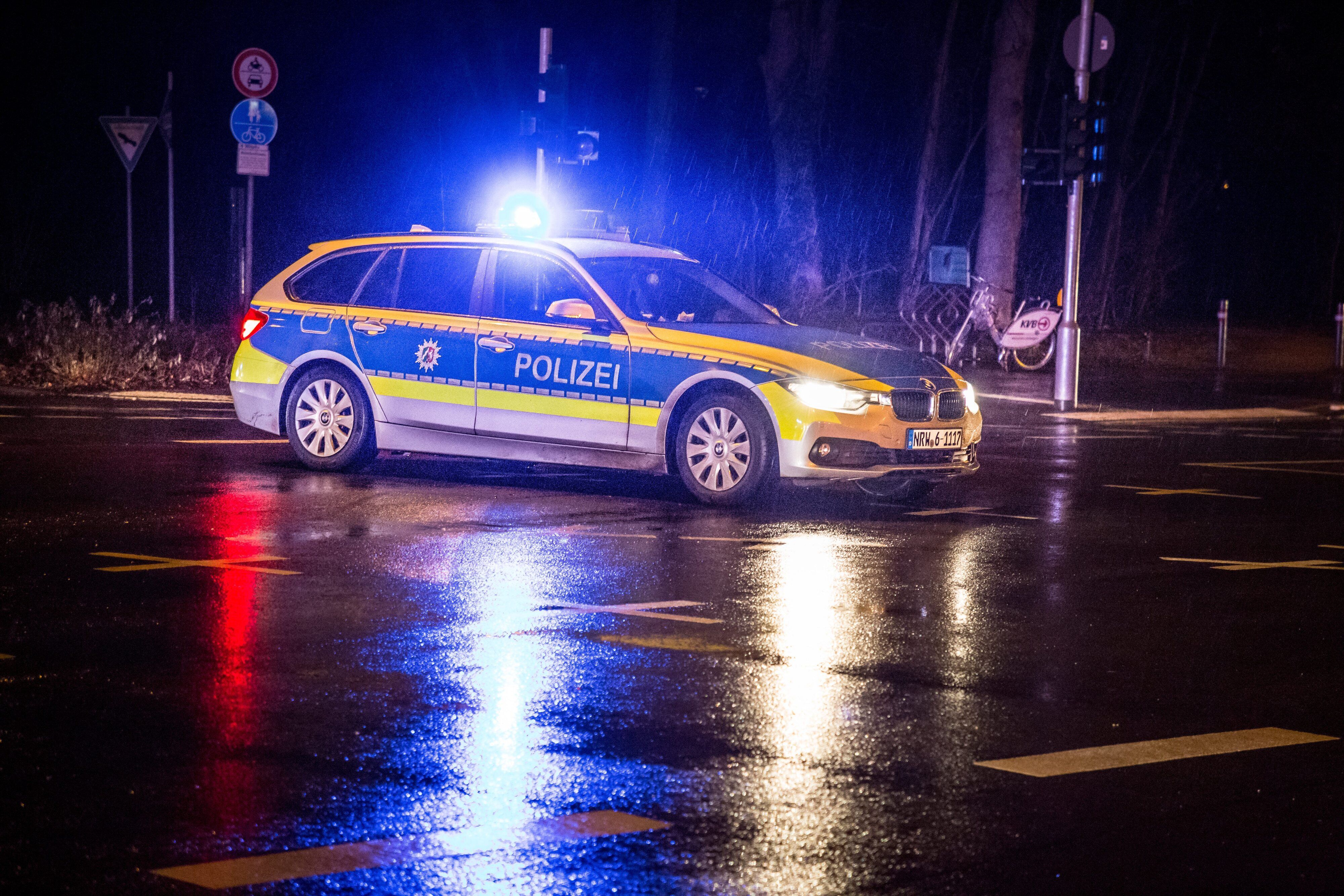 Ein Streifenwagen der Polizei Köln bei einem nächtlichen Einsatz