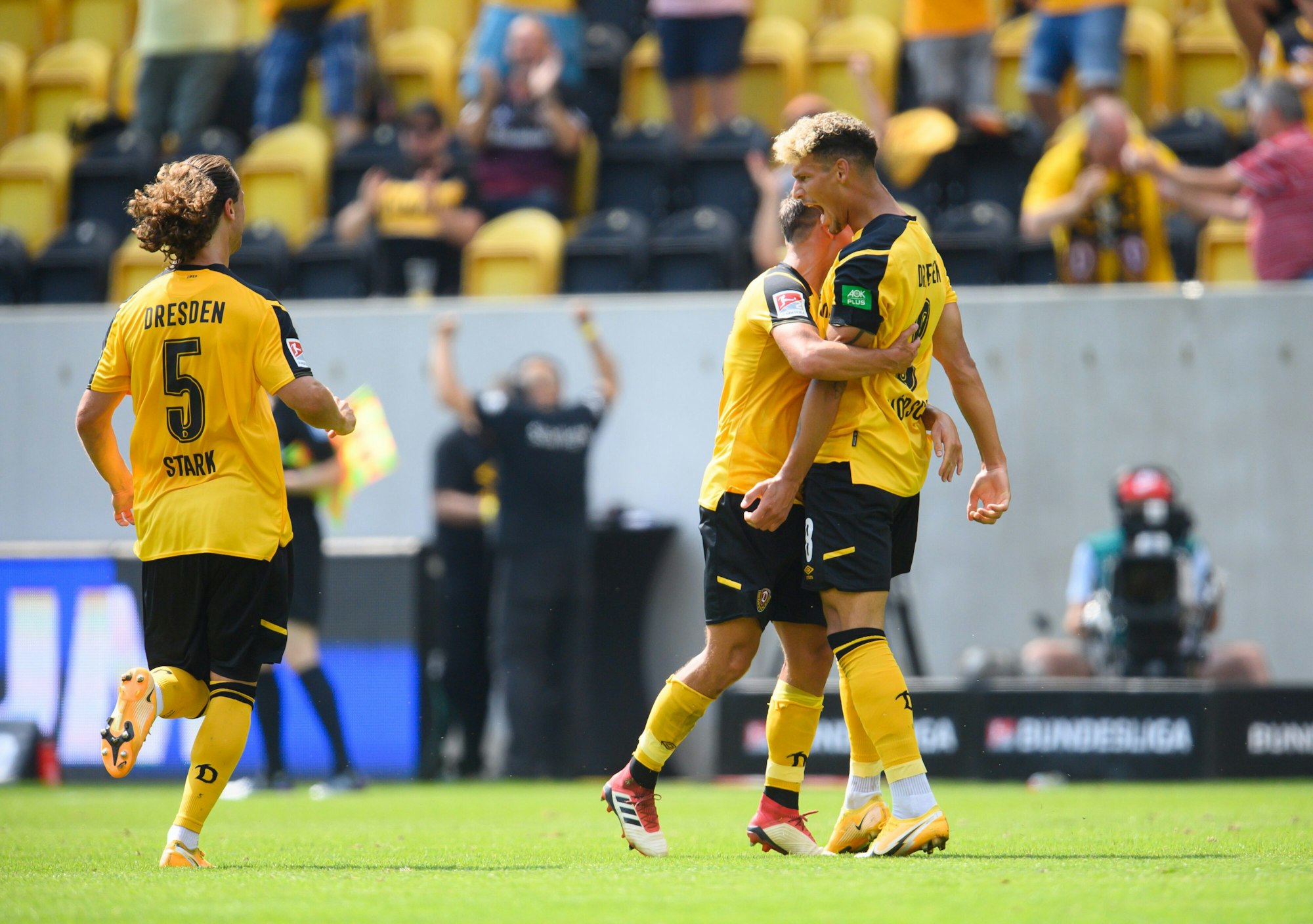 Dynamo Dresdens Heinz Mörschel jubelt mit seinen Teamkollegen Chris Löwe und Yannick Stark