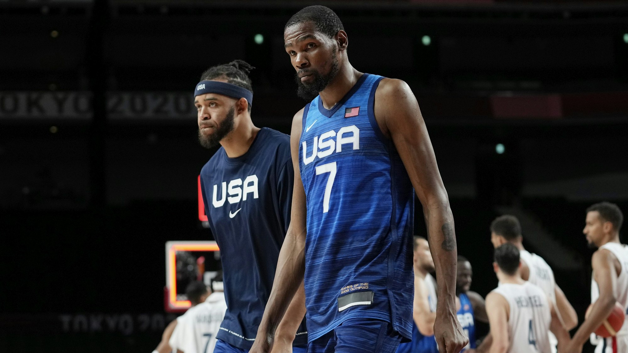Kevin Durant verlässt den Court nach der Niederlage gegen Frankreich sichtlich enttäuscht.