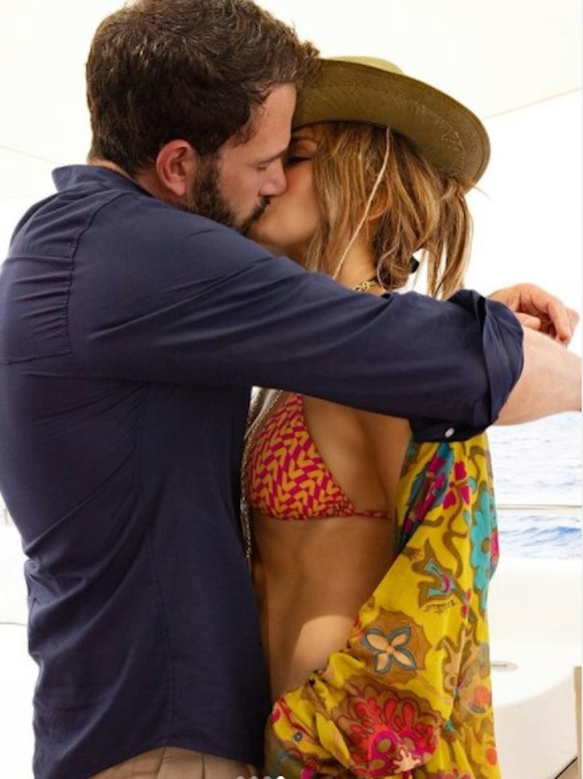 Jennifer Lopez hat dieses Kussfoto mit Ben Affleck am 24. Juli (ihrem 52. Geburtstag) auf ihrem Instagram-Account jlo gepostet.