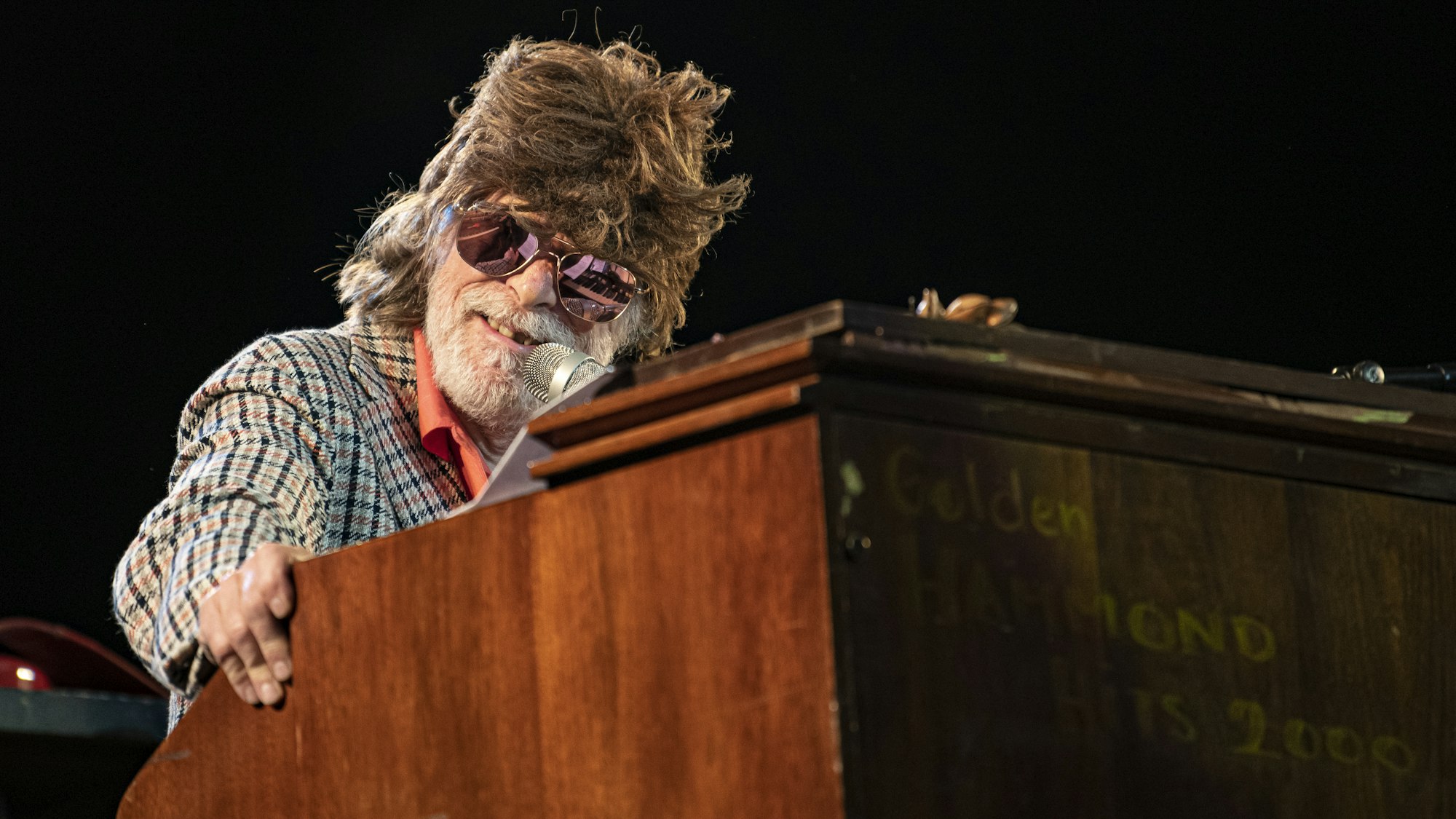 Helge Schneider steht während eines Konzertes auf der Waldbühne an einem Pult.