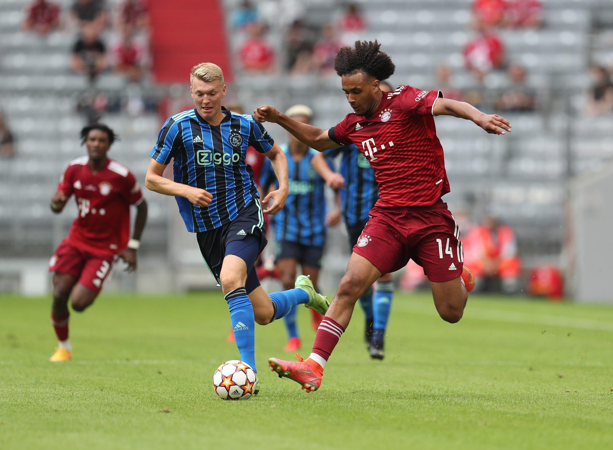 Joshua Zirkzee vom FC Bayern München im Laufduell mit Perr Schuurs von Ajax.