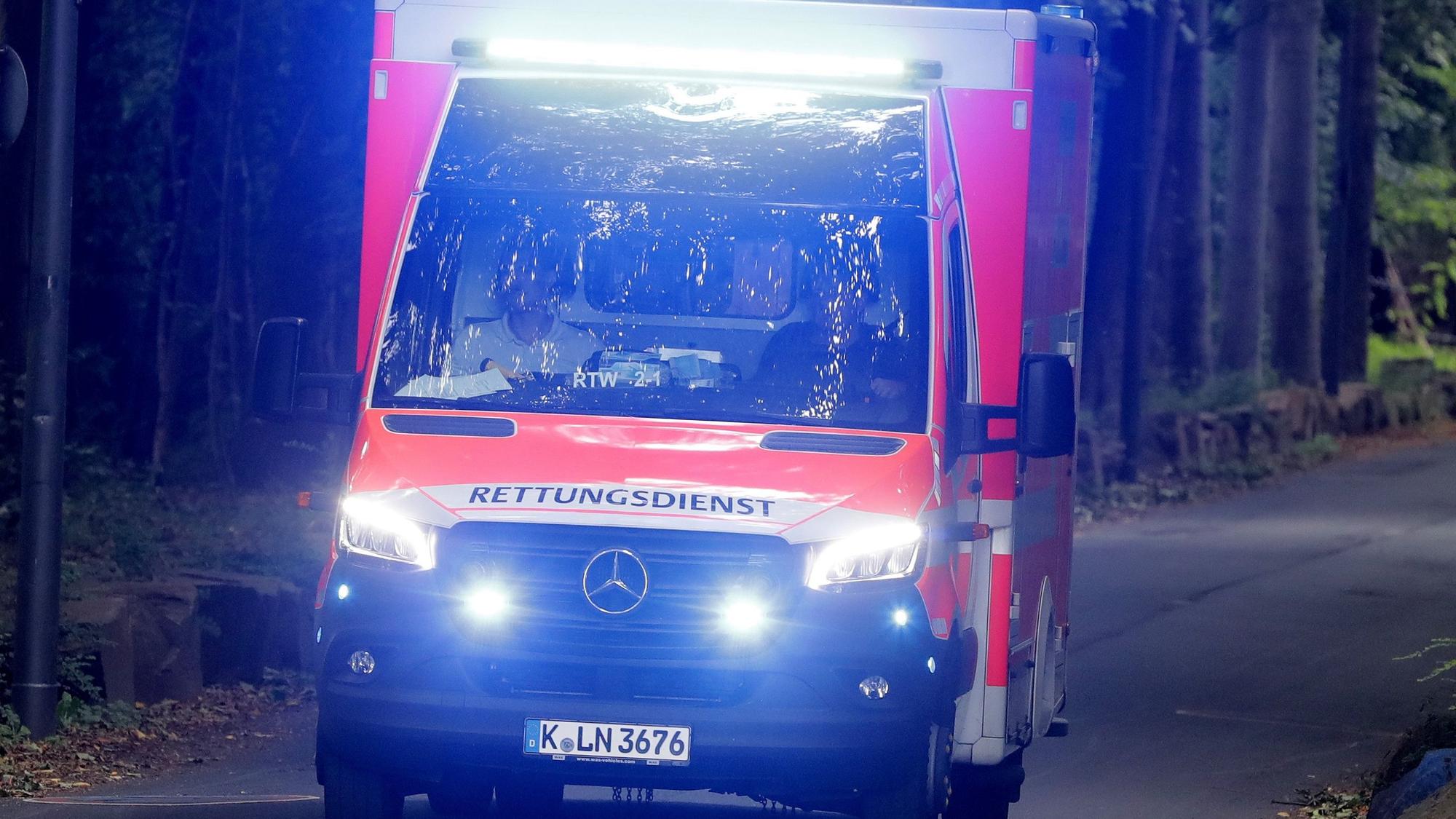 Ein Rettungswagen in Köln im Einsatz