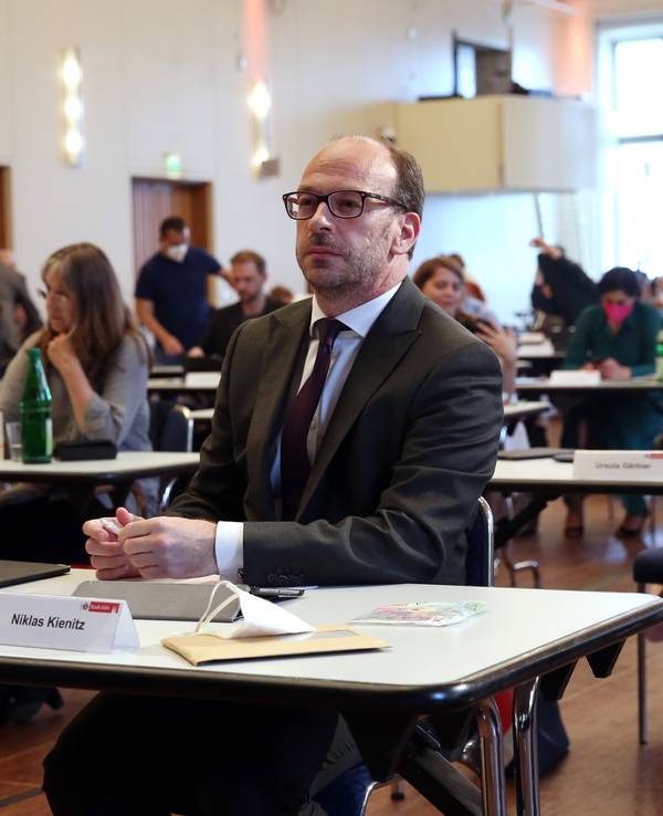 CDU-Politiker Niklas Kienitz in einer Ratssitzung