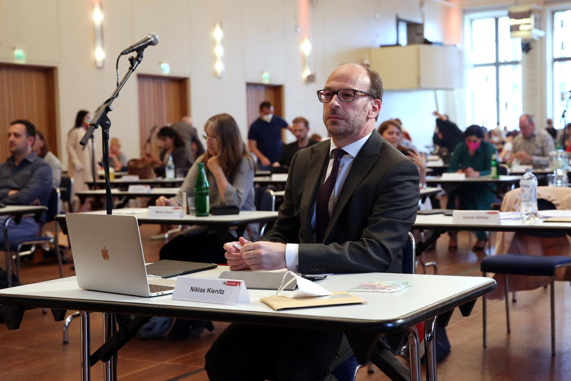 CDU-Politiker Niklas Kienitz in einer Ratssitzung