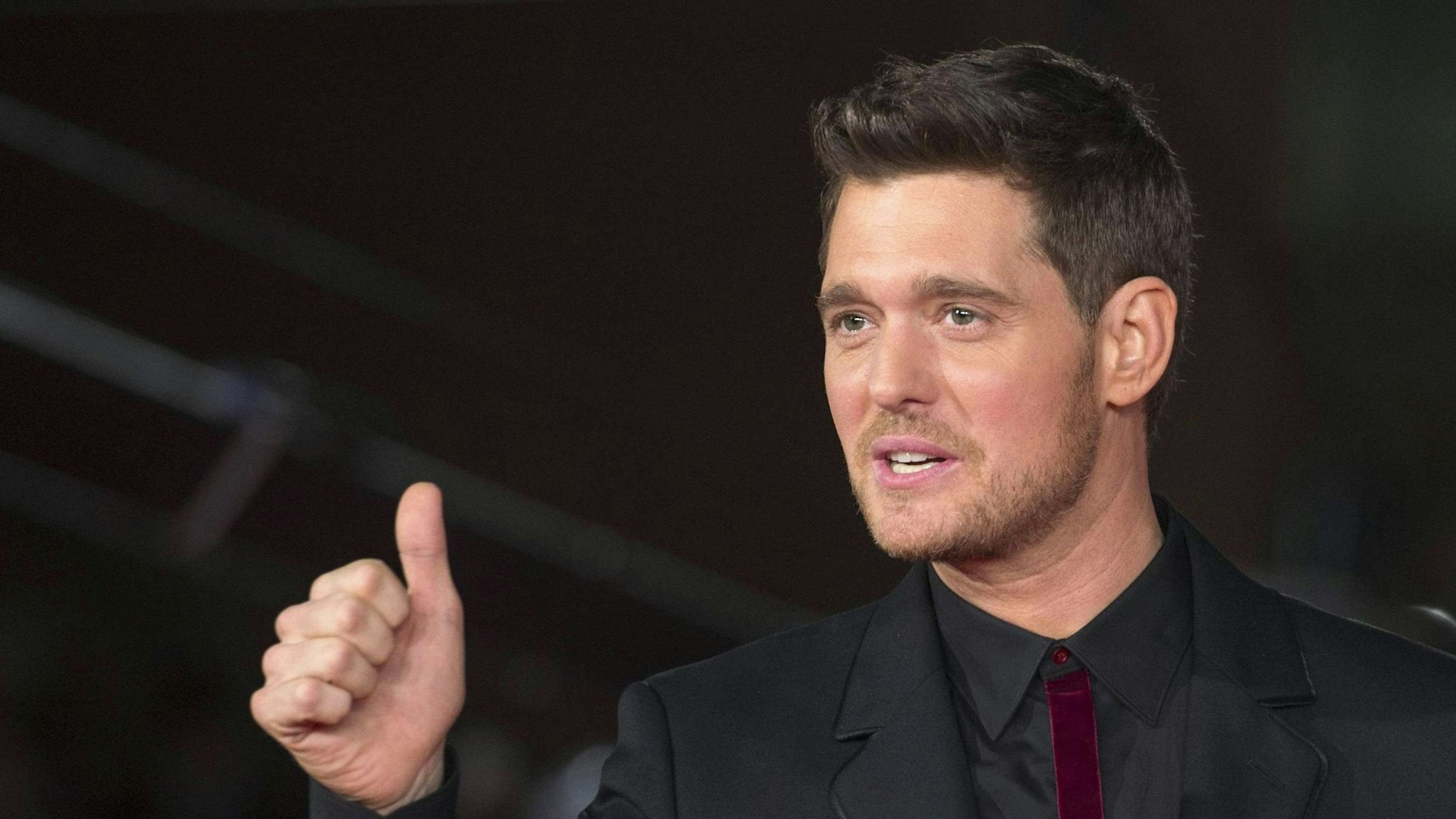 Sänger Michael Bublé zeigt bei einem Auftritt 2018 den Daumen hoch.