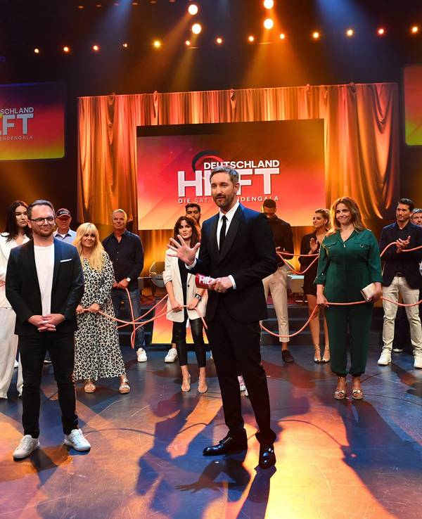 Moderator Daniel Boschmann und Ralf Schmitz stehen mit ihren Gästen in der Sendung „Deutschland hilft. Die Sat.1-Spendengala“ am 24. Juli 2021. Es kamen mehr als 31 Millionen Euro für Flutopfer zusammen.