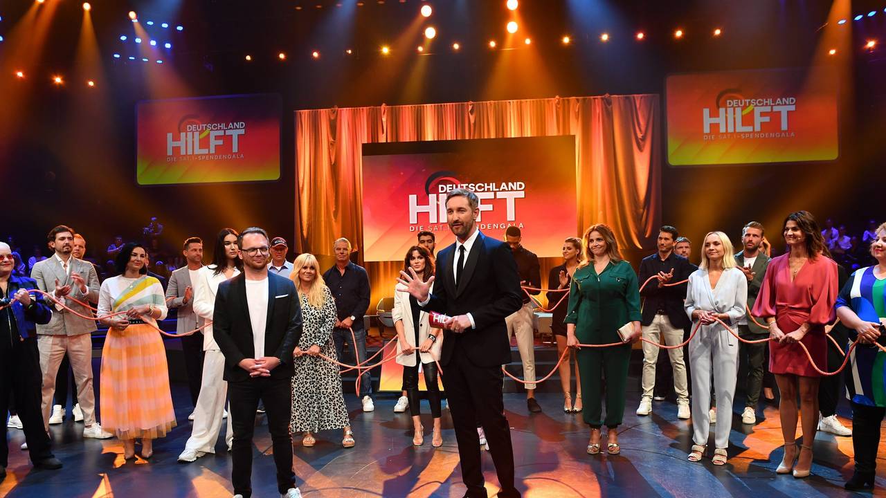Moderator Daniel Boschmann und Ralf Schmitz stehen mit ihren Gästen in der Sendung „Deutschland hilft. Die Sat.1-Spendengala“ am 24. Juli 2021. Es kamen mehr als 31 Millionen Euro für Flutopfer zusammen.
