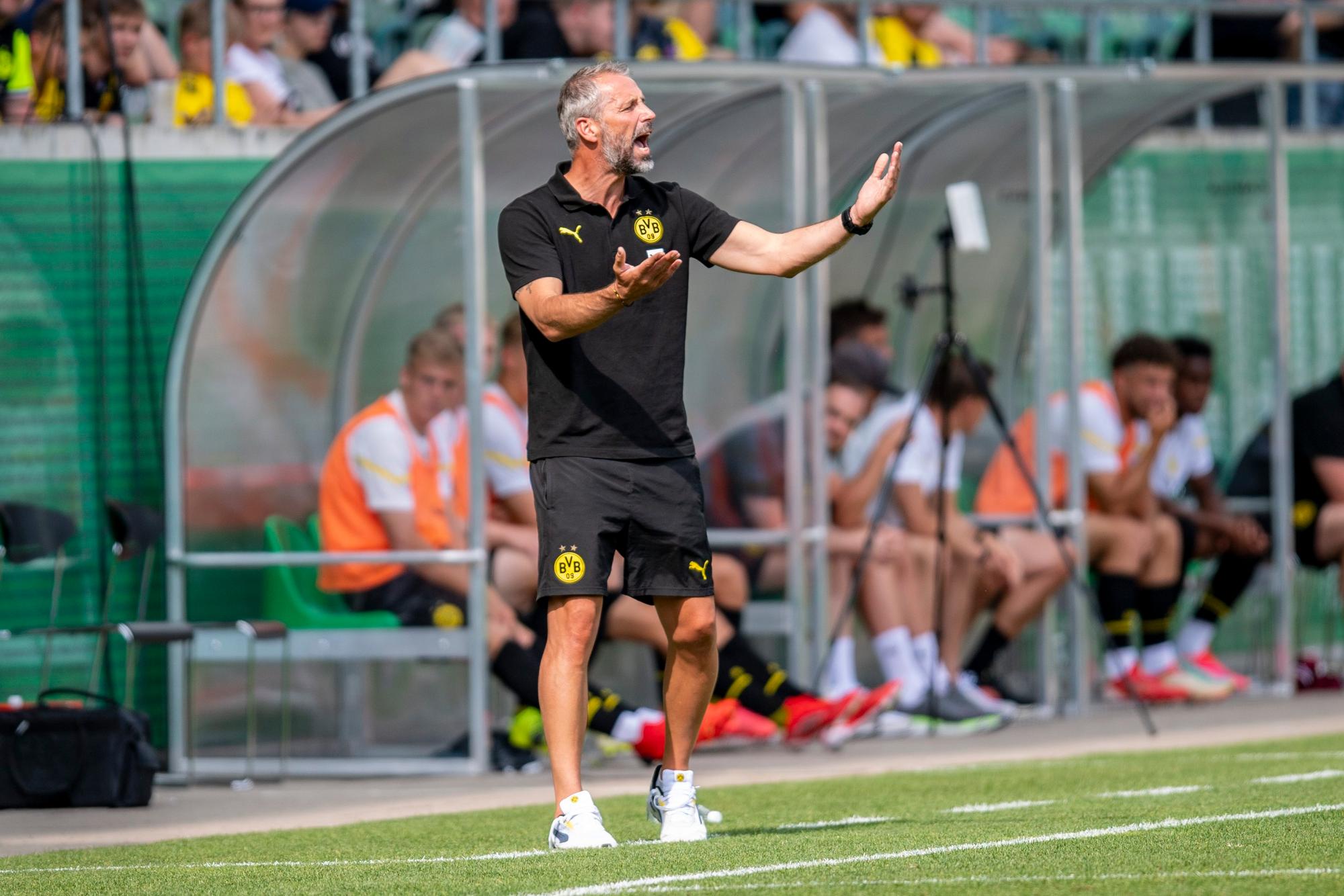 BVB-Trainer Marco Rose gibt Anweisungen während dem Testspiel.