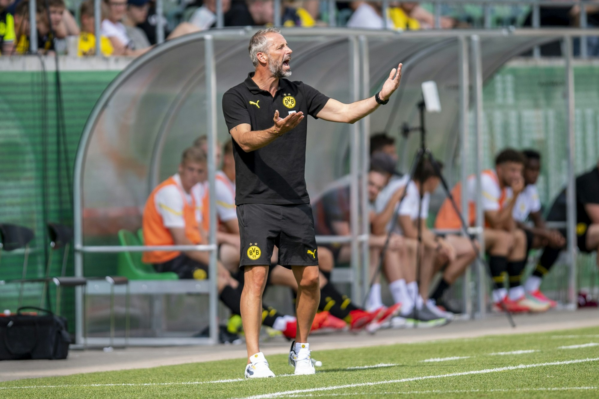 BVB-Trainer Marco Rose gibt Anweisungen während dem Testspiel.