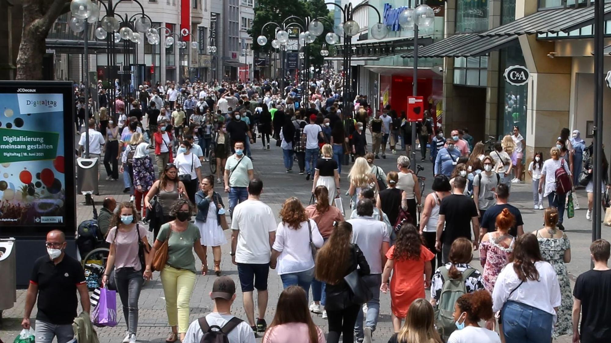 Viele Menschen flanieren über die Schildergasse.