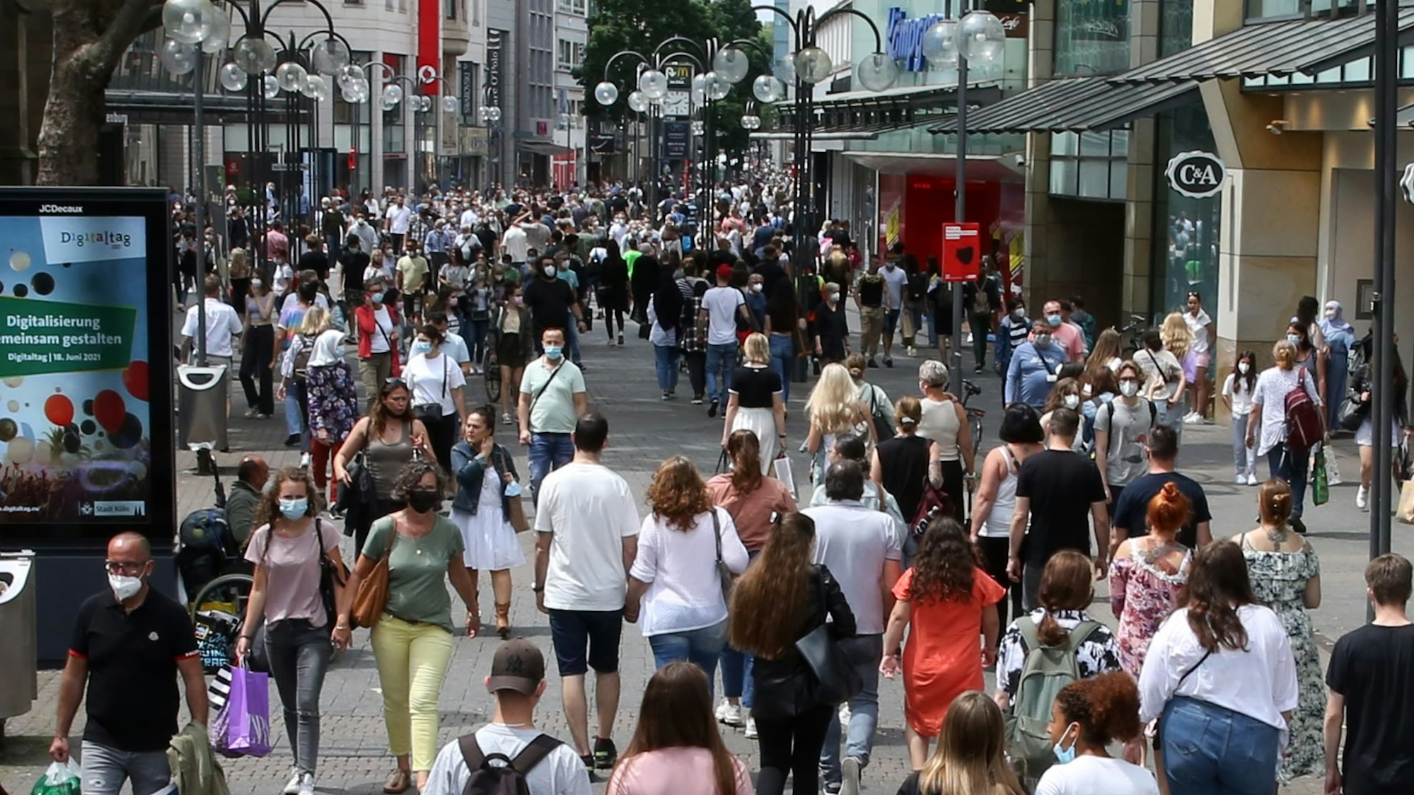 Viele Menschen flanieren über die Schildergasse.
