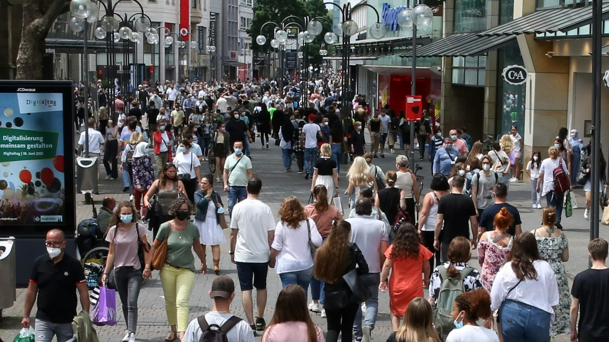 Viele Menschen flanieren über die Schildergasse.
