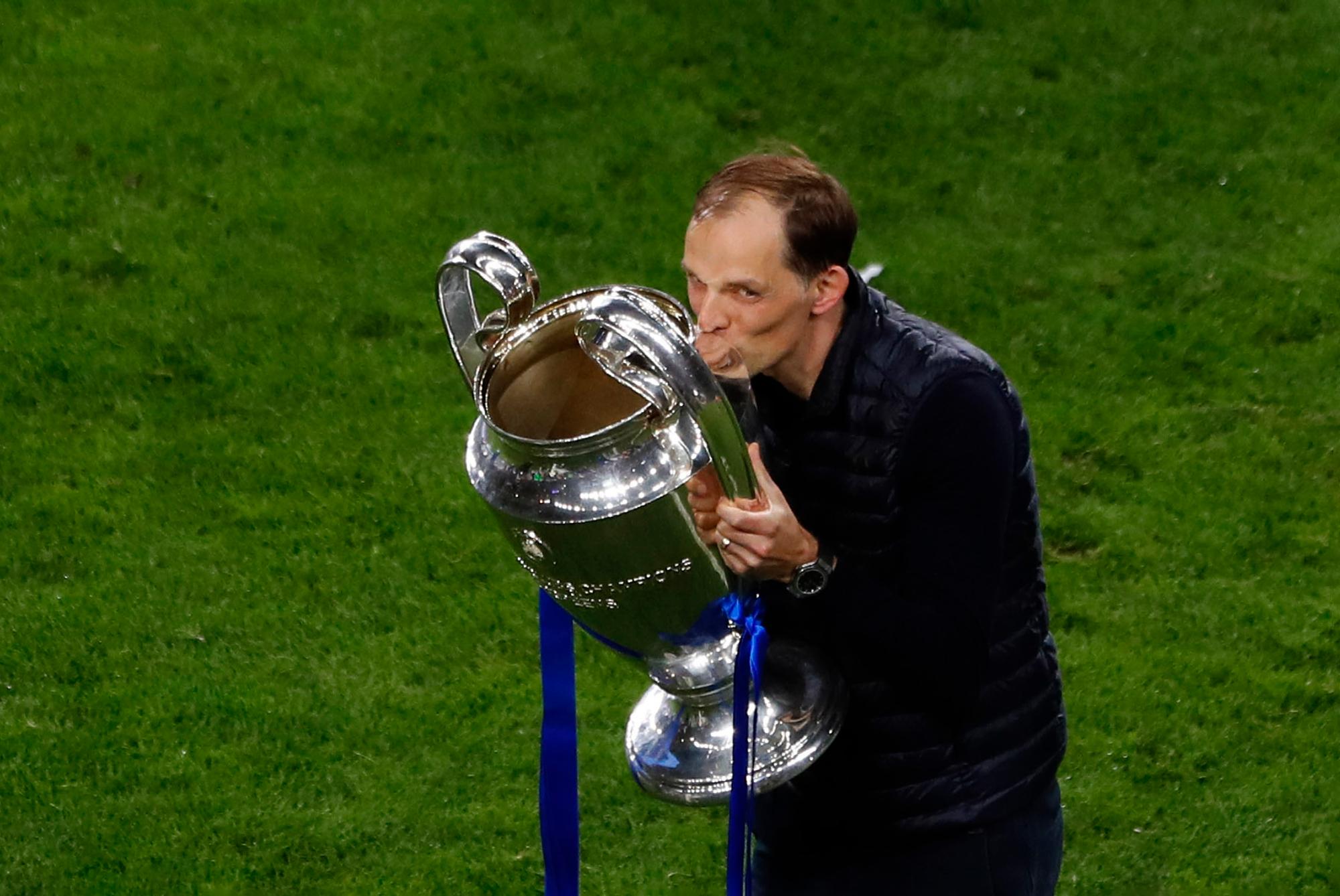 Thomas Tuchel küsst die Champions-League-Trophäe.