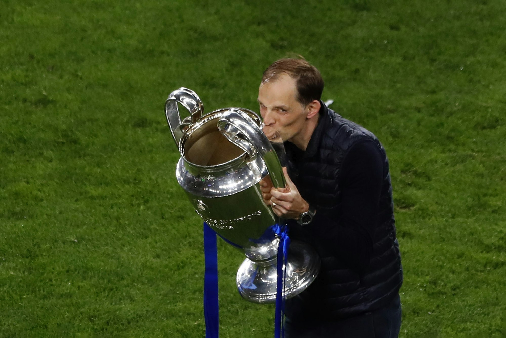 Thomas Tuchel küsst die Champions-League-Trophäe.