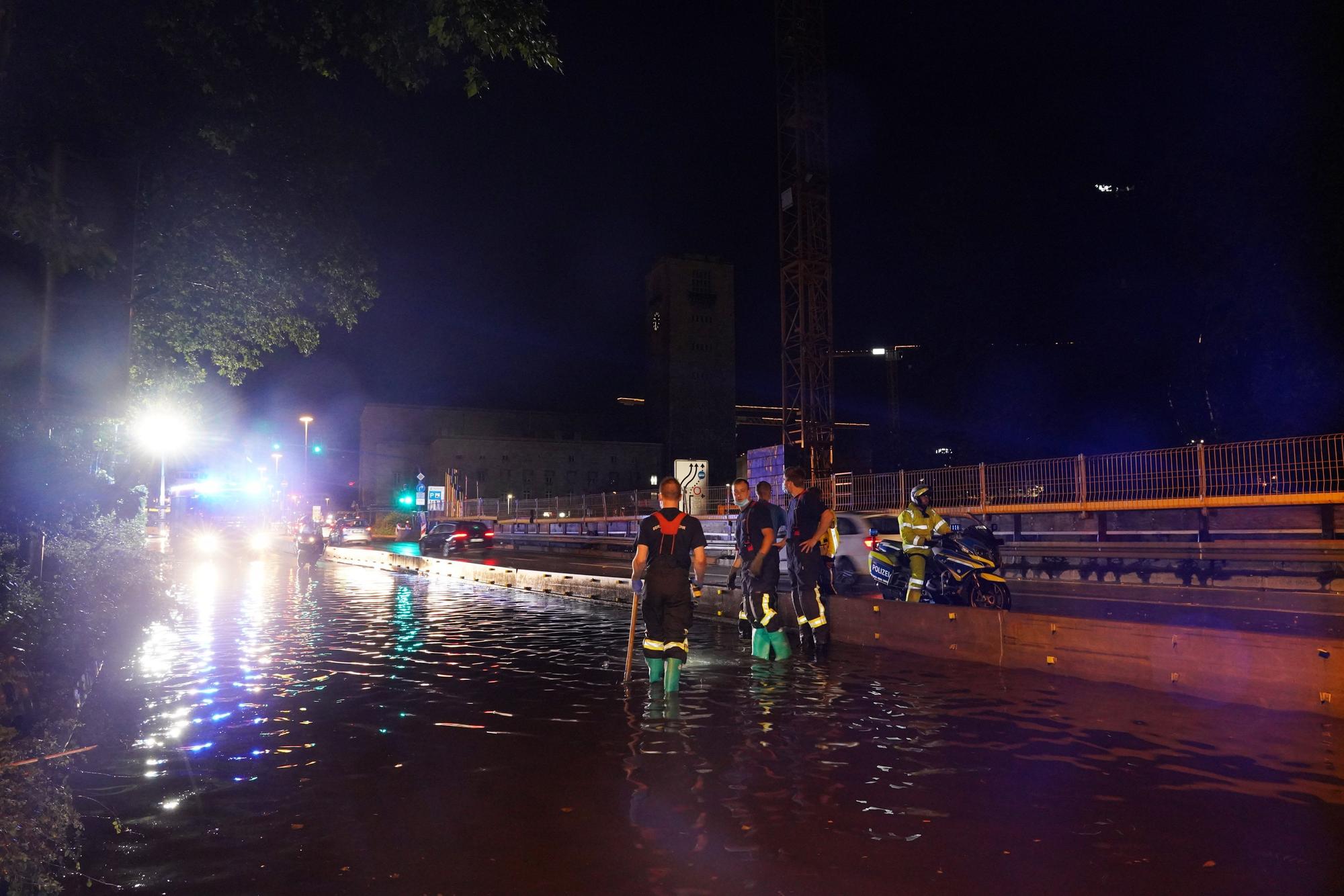 Unwetterwolken sind am 24.07.2021 über Zuffenhausen zu sehen. Am Stuttgarter Hauptbahnhof war die Schillerstrasse erneut überflutet, die Feuerwehr konnte den Gully nicht frei bekommen, die Polizei sperrt die Straß für Stunden ab