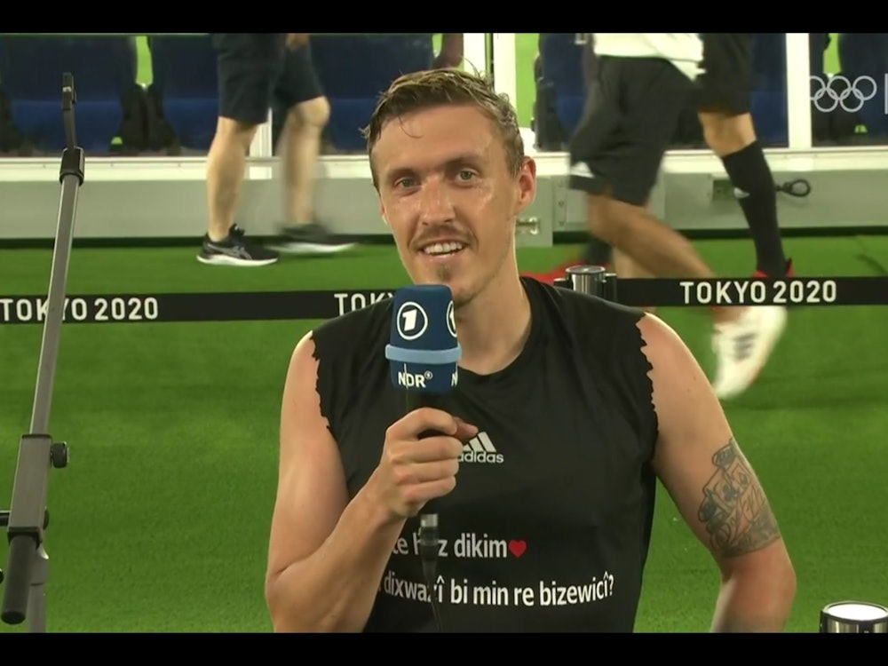 Max Kruse macht seiner Freundin im TV einen Heiratsantrag.