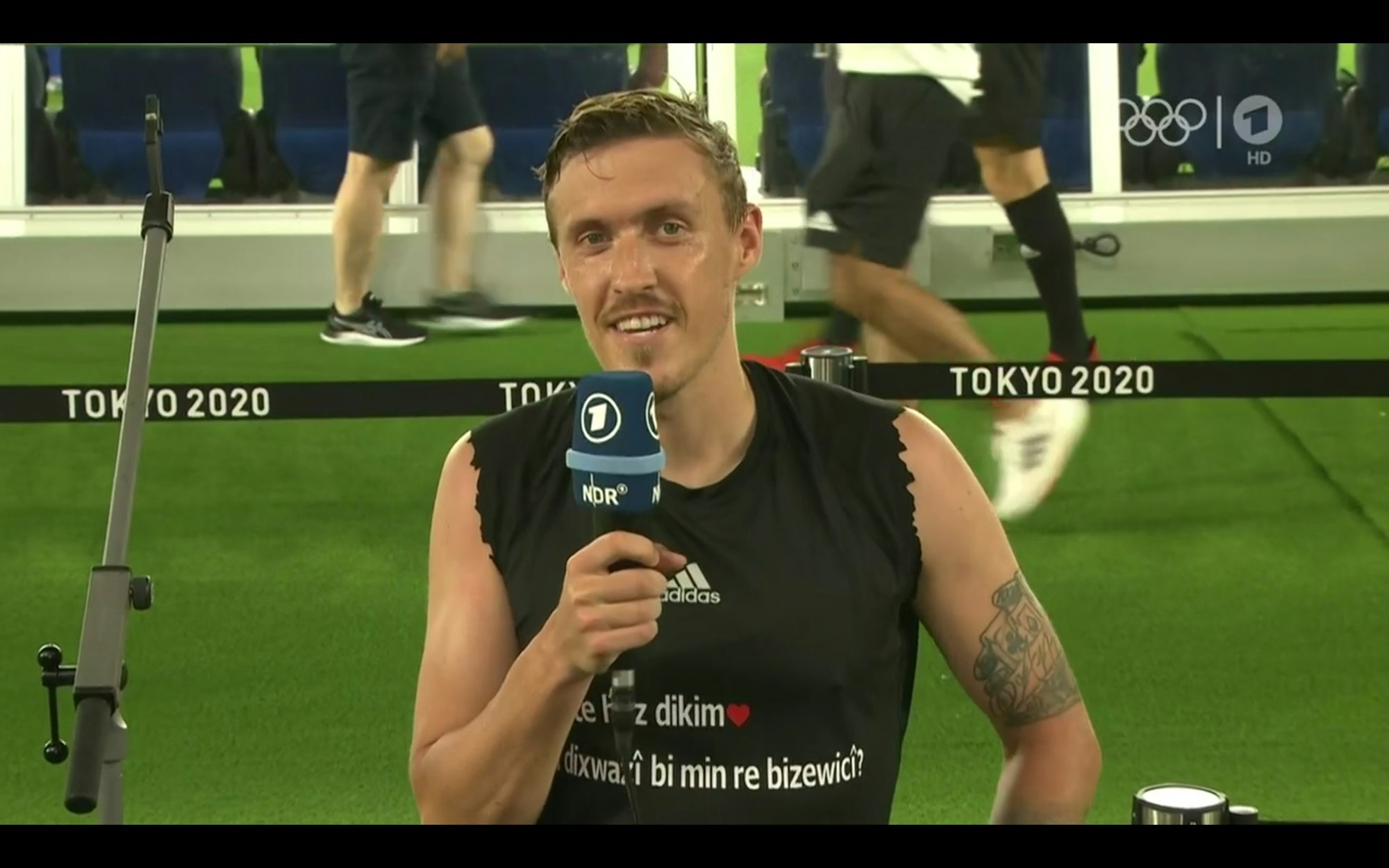 Max Kruse macht seiner Freundin im TV einen Heiratsantrag.