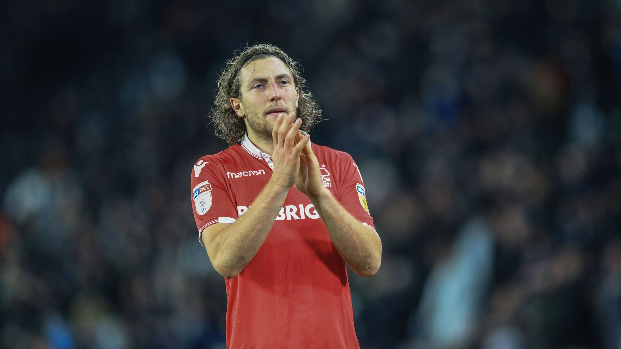 Michael Hefele bedankt sich bei den Fans nach dem Spiel