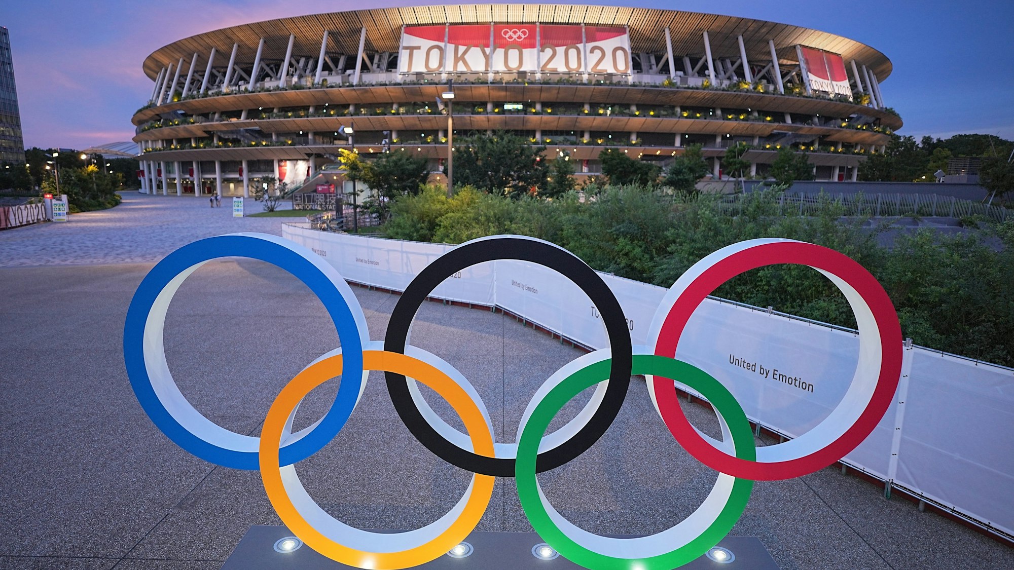 Ein Blick auf eine kleine Figur der Olympischen Ringe vor dem Olympiastadion in Tokio.