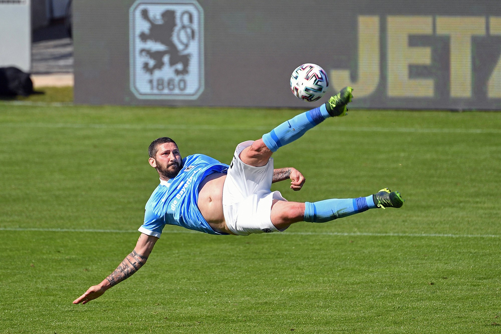 Sascha Mölders von 1860 München beim Seitfallzieher gegen Verl.