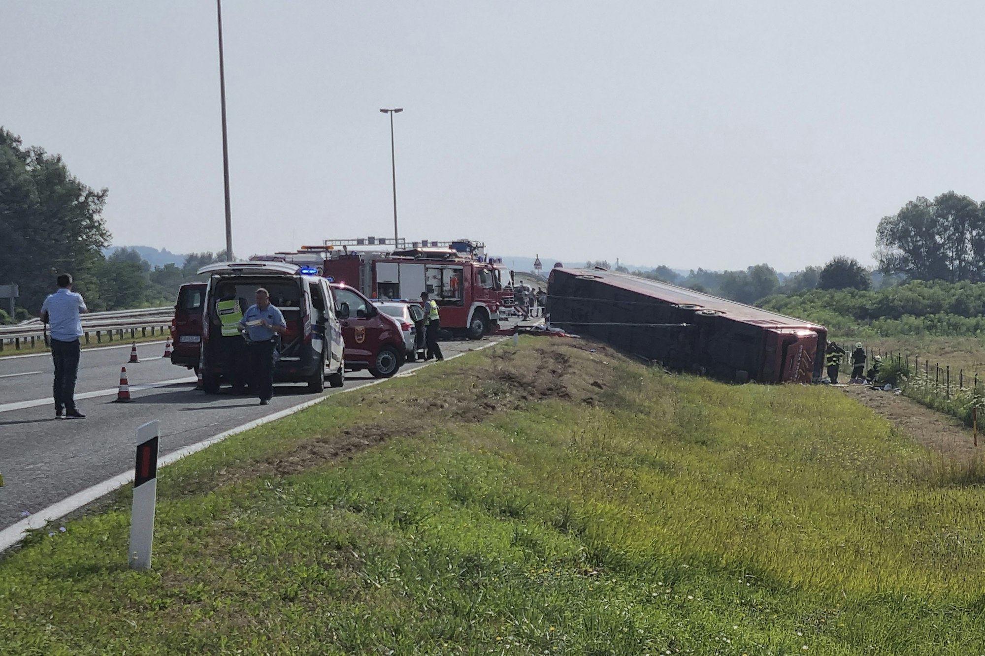 Rettungskräfte sind an der Stelle eines Busunfalls in der Nähe von Slavonski Brod im Einsatz.