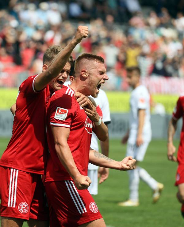 Fortuna Düsseldorf bejubelt ein Tor in Sandhausen.