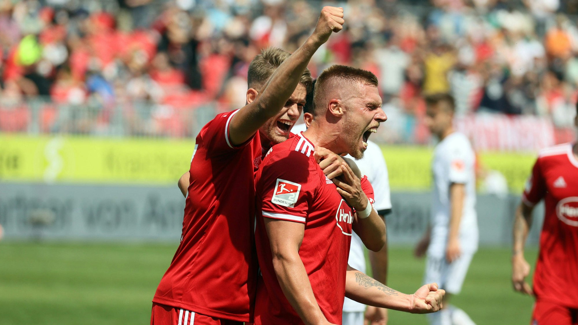 Fortuna Düsseldorf bejubelt ein Tor in Sandhausen.