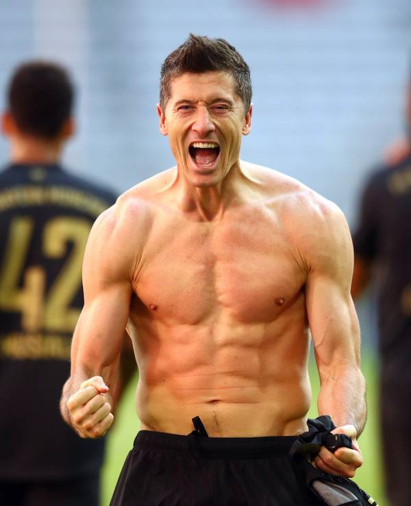 Robert Lewandowski bejubelt einen Treffer oberkörperfrei.