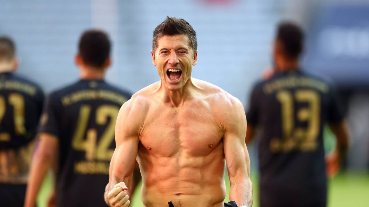 Robert Lewandowski bejubelt einen Treffer oberkörperfrei.