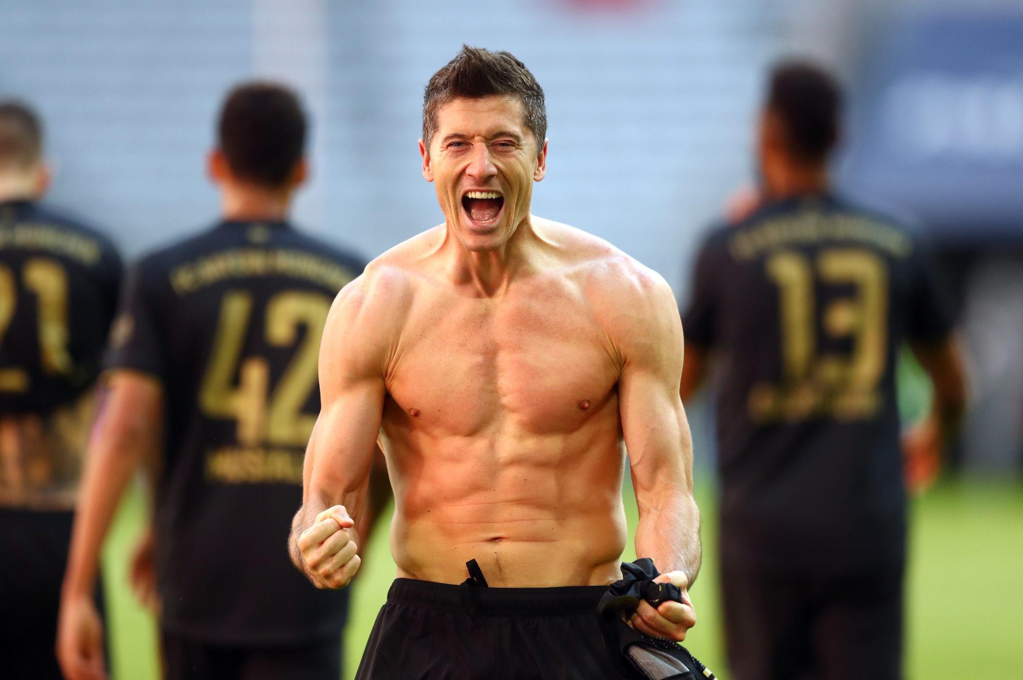 Robert Lewandowski bejubelt einen Treffer oberkörperfrei.