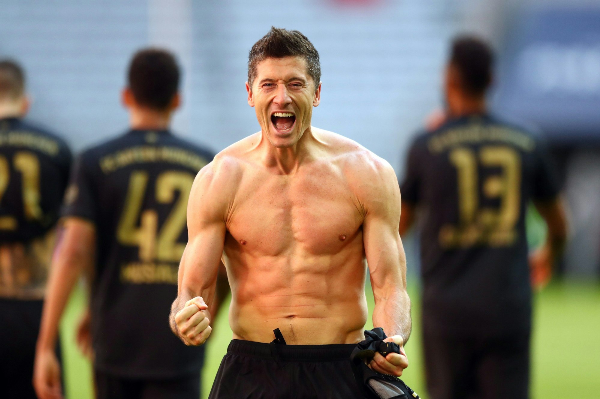 Robert Lewandowski bejubelt einen Treffer oberkörperfrei.