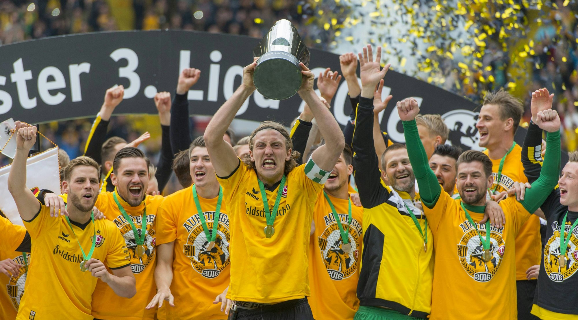 Kapitän Michael Hefele stemmt am 14. Mai 2016 die Meister-Trophäe der 3. Liga in die Höhe.