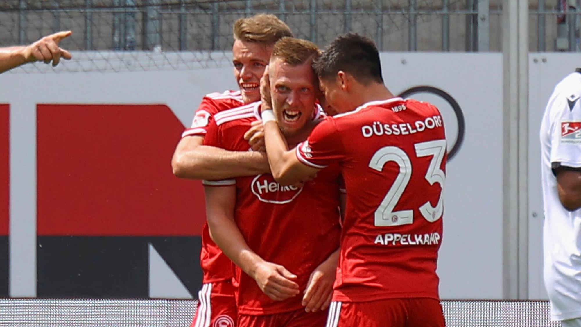 Rouwen Hennings jubelt mit seinen Teamkollegen über seinen Treffer gegen den SV Sandhausen