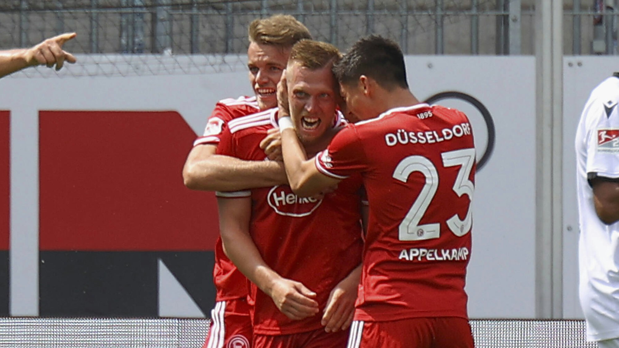 Rouwen Hennings jubelt mit seinen Teamkollegen über seinen Treffer gegen den SV Sandhausen