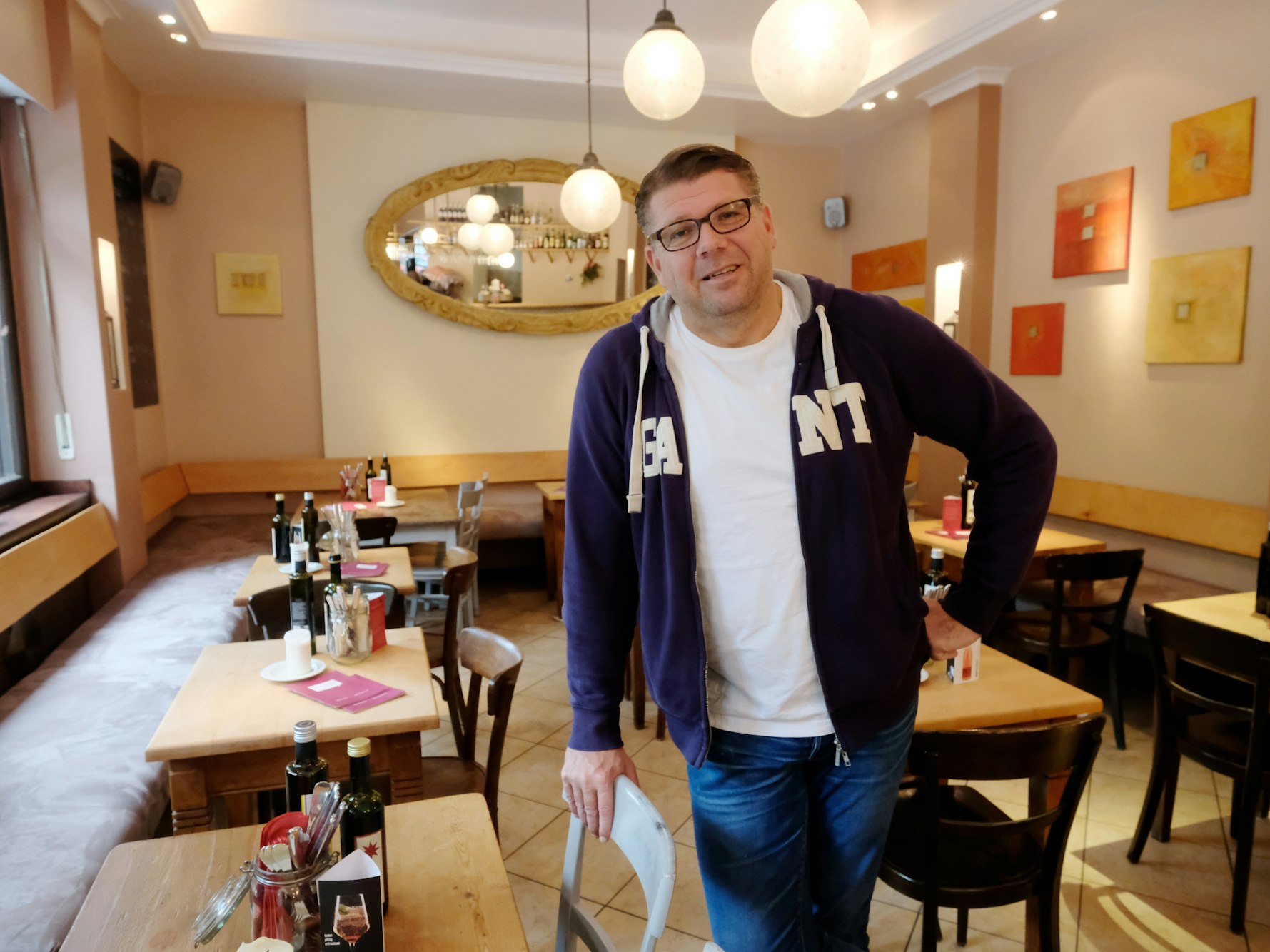 Gastronom Martin Schlüter steht in der Wirtschaft Volksmund in Köln.