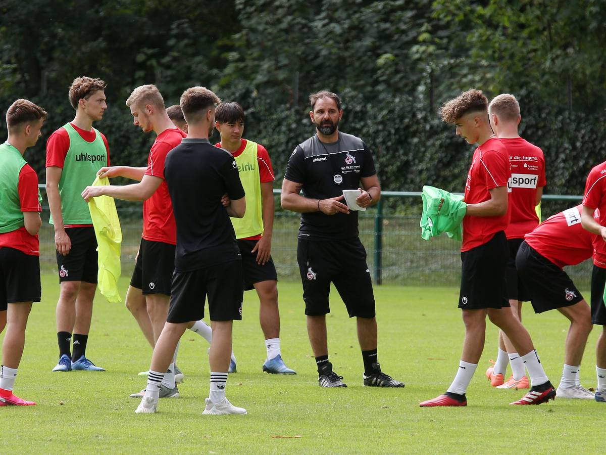 Stefan Ruthenbeck trainert die U-19-Junioren des 1. FC Kölns im Juli 2020 am Geißbockheim.