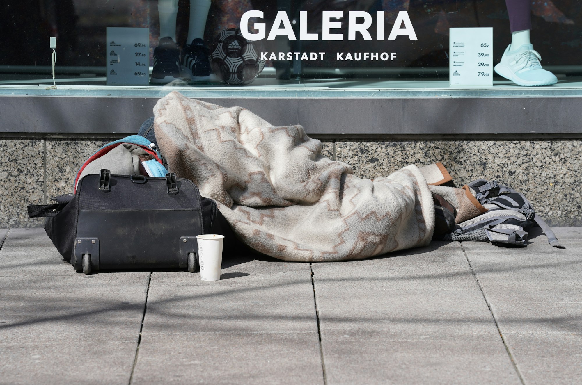 Ein Obdachloser ist in Bayern geköpft worden. Das Symbolbild zeigt einen Obdachlosen vor eier Kaufhof-Filiale.