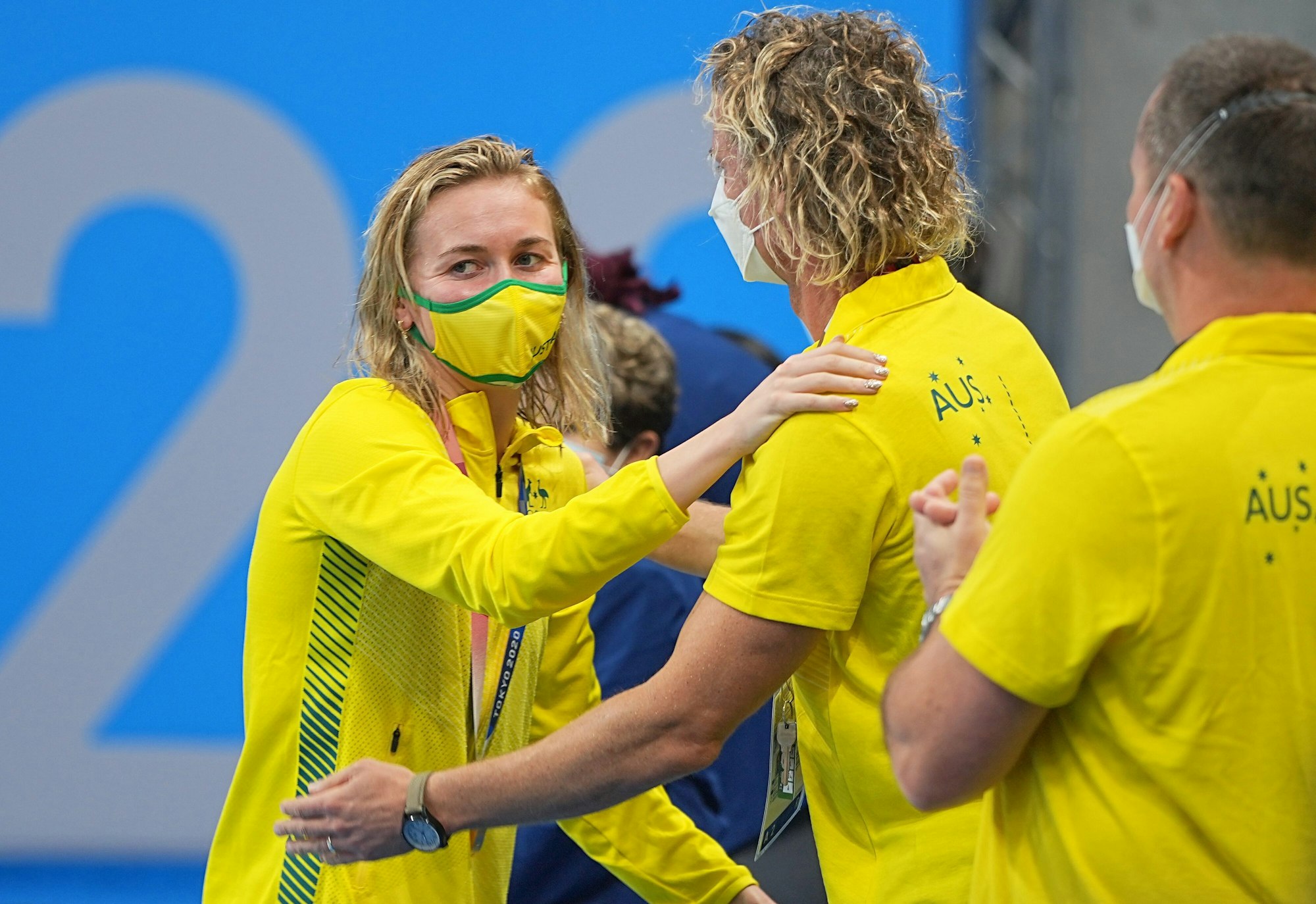 26.07.2021, Japan, Tokio: Schwimmen: Olympia, Frauen, 400 m Freistil, Finale im Tokyo Aquatics Centre. Ariarne Titmus (l) aus Australien freut sich über Gold bei der Siegerehrung mit Trainer Dean Boxall (M) aus Australien. Foto: Michael Kappeler/dpa +++ dpa-Bildfunk +++