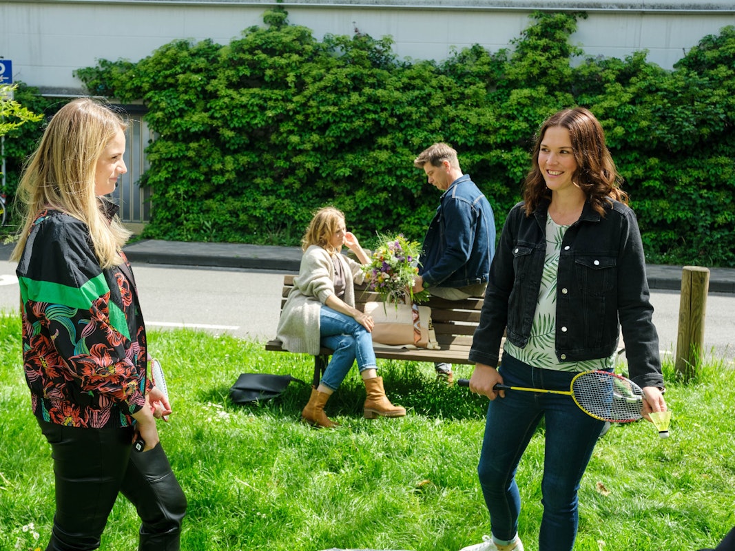 Schauspieler der RTL-Serie Unter uns während einer Szene.