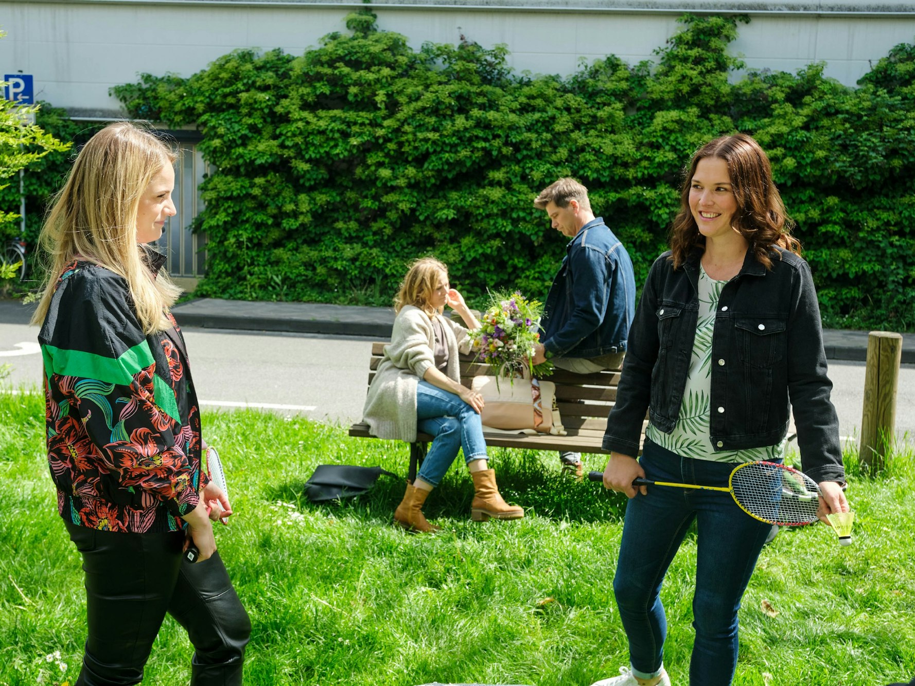 Schauspieler der RTL-Serie Unter uns während einer Szene.