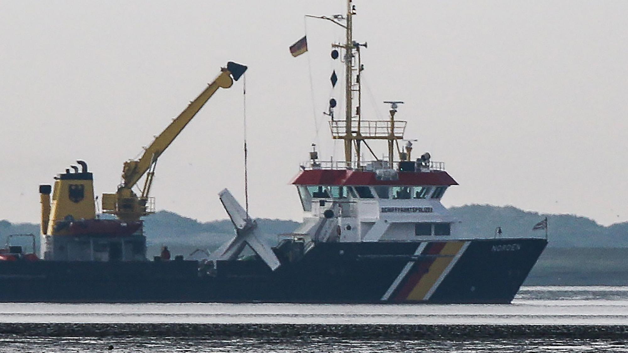 Das Wrack einer verunglückten Cessna hängt am Kran an Bord des Tonnenlegers im Wattenmeer vor Norderney. Beim Absturz des Kleinflugzeuges ist der 65 Jahre alte Pilot ums Leben gekommen.