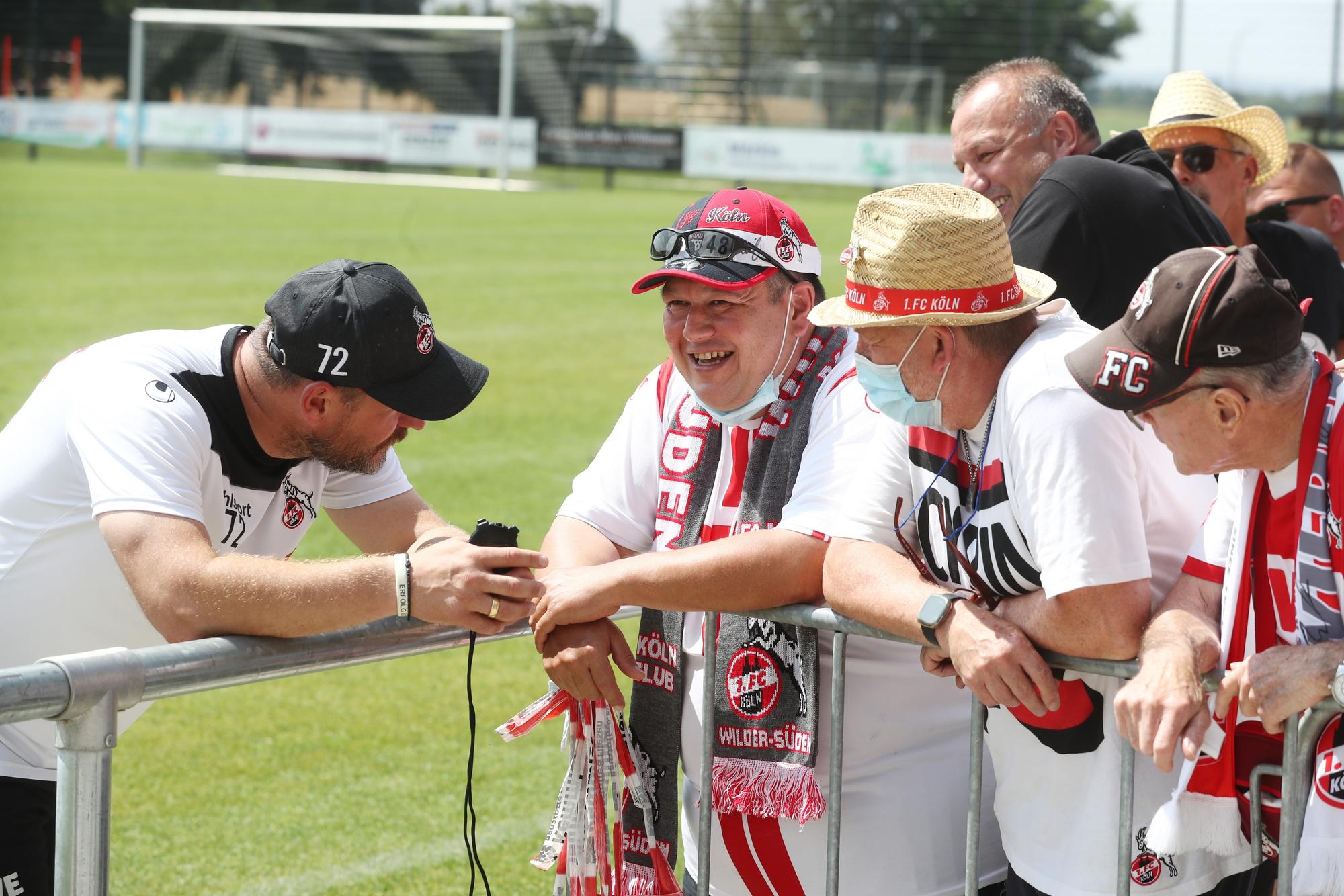 Steffen Baumgart spricht mit Fans des 1. FC Köln.